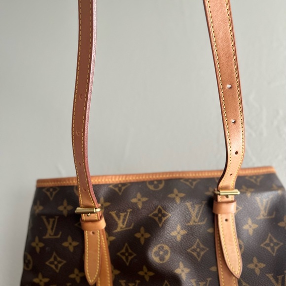 SOLD. AUTHENTIC Louis VuittonSPO919 (12x20)
This bag is in very good shape - Picture 2 of 6